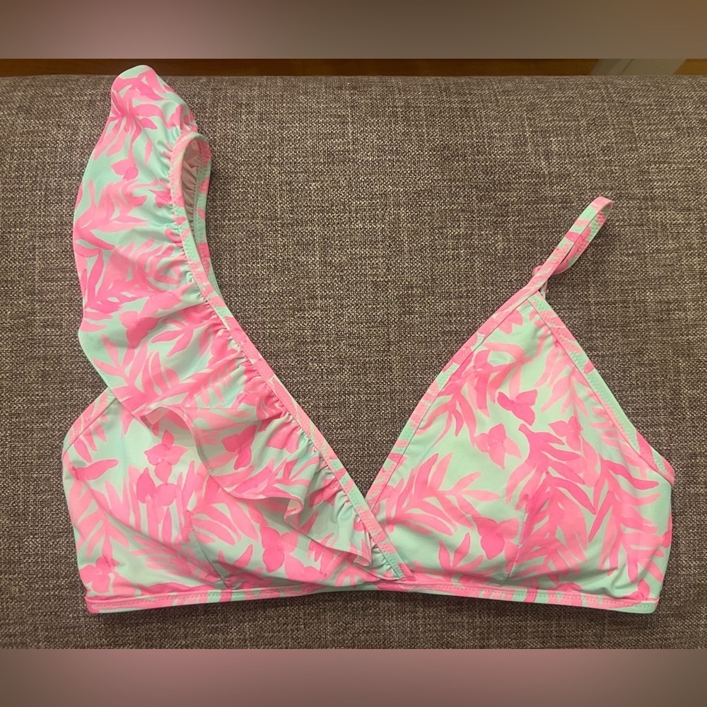 Vineyard Vines bathing suit top 
Size medium